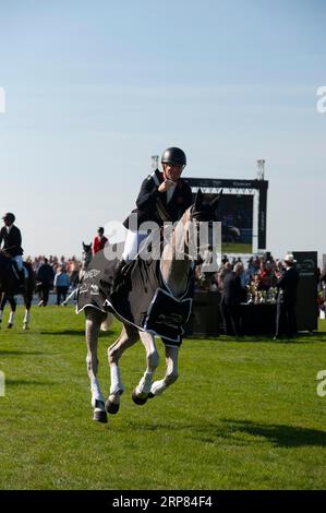 Stamford, Regno Unito. 3 settembre 2023. Oliver Townend dopo aver vinto il Defender Burghley Horse Trials del 2023, tenutosi nel Burghley House a Stamford, Lincolnshire, Inghilterra, Regno Unito. Crediti: Jonathan Clarke/Alamy Live News Foto Stock