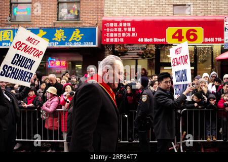 (190218) -- NEW YORK, 18 febbraio 2019 (Xinhua) -- il leader della minoranza del Senato degli Stati Uniti Chuck Schumer partecipa alla parata cinese del Capodanno lunare a Manhattan Chinatown di New York City, Stati Uniti, 17 febbraio 2019. (Xinhua/li Muzi) U.S.-NEW YORK-CHINATOWN-LUNAR NEW YEAR-PARADE PUBLICATIONxNOTxINxCHN Foto Stock