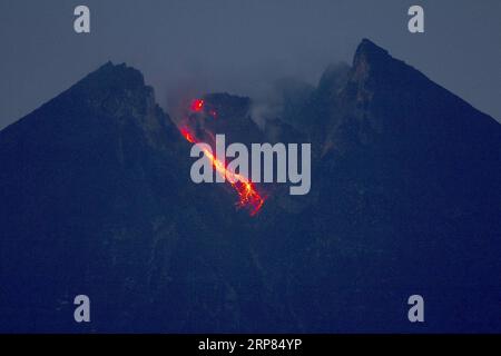 News Themen der Woche KW08 News Bilder des Tages 190218 -- KLATEN, 18 febbraio 2019 -- Monte Merapi lancia lava e cenere calde in questa foto tratta da Gondang Balerante, Klaten, Giava centrale, Indonesia, il 18 febbraio, 2019. il monte Merapi, che si trova al confine tra Yogyakarta e Giava centrale, ha mostrato una forte attività vulcanica negli ultimi giorni. INDONESIA-KLATEN-MOUNT MERAPI-ERUPTION BudixSiswanto PUBLICATIONxNOTxINxCHN Foto Stock