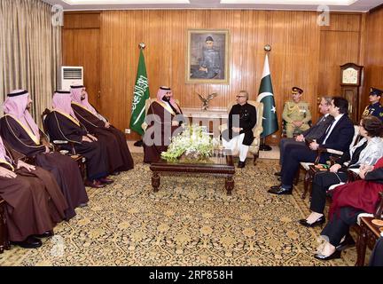 (190218) -- ISLAMABAD, 18 febbraio 2019 -- foto rilasciata dal Pakistani Press Information Department () mostra il presidente pakistano Arif Alvi (R in Center) incontro con il principe ereditario dell'Arabia Saudita Mohammed bin Salman al Saud (L in Center) a Islamabad, capitale del Pakistan, 18 febbraio 2019. Il principe ereditario dell'Arabia Saudita Mohammed bin Salman al Sa'ud è arrivato in Pakistan domenica in una visita ufficiale di due giorni su questioni bilaterali e regionali, con particolare attenzione agli investimenti e alla cooperazione economica. ) PAKISTAN-ISLAMABAD-SAUDI CROWN PRINCE-VISIT PID PUBLICATIONXNOTXINXCHN Foto Stock