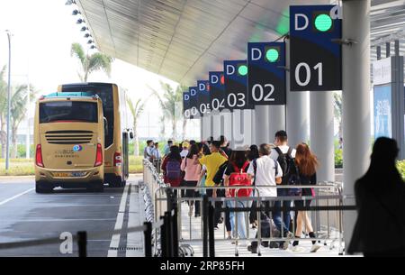 (190218) -- PECHINO, 18 febbraio 2019 (Xinhua) -- i passeggeri fanno la fila per prendere un autobus navetta per il ponte Hong Kong-Zhuhai-Macao, a Zhuhai, nella provincia del Guangdong della Cina meridionale, 24 ottobre 2018. (Xinhua/Wu Xiaochu) Xinhua titoli: La Cina svela il piano di sviluppo per Guangdong-Hong Kong-Macao Greater Bay area PUBLICATIONxNOTxINxCHN Foto Stock