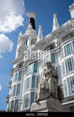 Monumento a Pedro Calderon de la barca in Plaza de Santa Ana a Madrid Spagna con ME Madrid Reina Victoria Hotel sullo sfondo Foto Stock