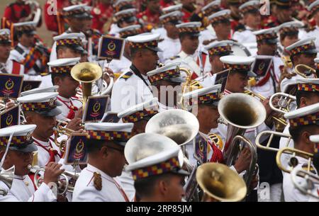 (190219) -- KATHMANDU, 19 febbraio 2019 -- i membri della band musicale dell'esercito nepalese si esibiscono durante la celebrazione della giornata nazionale della democrazia a Tundikhel a Kathmandu, Nepal, il 19 febbraio 2019. Il 69° giorno nazionale della democrazia del Nepal è stato osservato martedì con vari programmi per commemorare il giorno in cui la nazione ha raggiunto la libertà dal regime di Rana. ) NEPAL-KATHMANDU-GIORNATA NAZIONALE DELLA DEMOCRAZIA SUNILXSHARMA PUBLICATIONXNOTXINXCHN Foto Stock