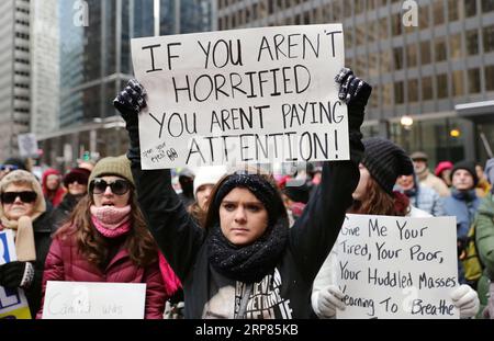 (190219) -- PECHINO, 19 febbraio 2019 -- la gente tiene cartelli per partecipare a una protesta a Chicago, negli Stati Uniti, il 18 febbraio 2019. Oltre 100 persone si sono riunite lunedì a Chicago per protestare contro la dichiarazione nazionale di emergenza del presidente Donald Trump. ) XINHUA FOTO DEL GIORNO WangxPing PUBLICATIONxNOTxINxCHN Foto Stock