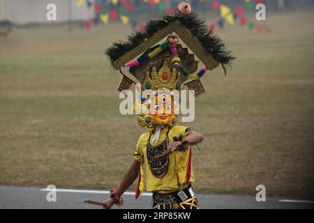 (190219) -- KATHMANDU, 19 febbraio 2019 -- Una ballerina mascherata si esibisce durante la celebrazione della giornata nazionale della democrazia a Tundikhel a Kathmandu, Nepal, il 19 febbraio 2019. Il 69° giorno nazionale della democrazia del Nepal è stato osservato martedì con vari programmi per commemorare il giorno in cui la nazione ha raggiunto la libertà dal regime di Rana. ) NEPAL-KATHMANDU-GIORNATA NAZIONALE DELLA DEMOCRAZIA SUNILXSHARMA PUBLICATIONXNOTXINXCHN Foto Stock