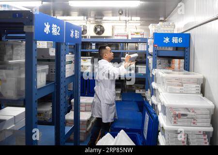 (190219) -- PECHINO, 19 febbraio 2019 (Xinhua) -- Un membro dello staff gestisce farmaci presso la farmacia del secondo ospedale affiliato della Zhejiang University School of Medicine di Hangzhou, nella provincia dello Zhejiang, nella Cina orientale, 10 ottobre 2018. L'assistenza sanitaria ha continuato ad attrarre investimenti in Cina, con i fondi che fluiscono nel settore aumentando il 78,64% su base annua a 82,6 miliardi di yuan (12,28 miliardi di dollari USA) nel 2018, il China Daily ha riferito martedì. Anche se gran parte degli investimenti è stato alimentato dalle crescenti richieste sanitarie dell'invecchiamento della popolazione del paese, è stato anche aiutato dalla crescente guarigione delle persone Foto Stock