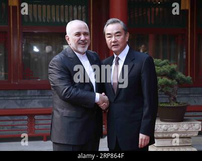 (190219) -- PECHINO, 19 febbraio 2019 -- il consigliere di Stato cinese e ministro degli Esteri Wang Yi (R) incontra il ministro degli Esteri iraniano Mohammad Javad Zarif, che accompagna il presidente del Parlamento iraniano Ali Larijani in visita in Cina, a Pechino, capitale della Cina, 19 febbraio 2019. ) CHINA-BEIJING-WANG YI-IRANIAN FM-MEETING (CN) LIUXBIN PUBLICATIONXNOTXINXCHN Foto Stock