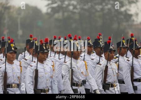 (190219) -- KATHMANDU, 19 febbraio 2019 -- il personale di polizia del Nepal marcia in una parata durante la celebrazione della giornata nazionale della democrazia a Tundikhel a Kathmandu, Nepal, 19 febbraio 2019. Il 69° giorno nazionale della democrazia del Nepal è stato osservato martedì con vari programmi per commemorare il giorno in cui la nazione ha raggiunto la libertà dal regime di Rana. ) NEPAL-KATHMANDU-DEMOCRACY DAY sulavxshrestha PUBLICATIONxNOTxINxCHN Foto Stock