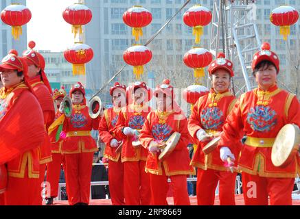 (190219) -- ZHANGJIAKOU, 19 febbraio 2019 -- le squadre di Shehuo hanno organizzato spettacoli popolari per celebrare il Festival delle Lanterne a Zhangjiakou, nella provincia di Hebei, 19 febbraio 2019, il 15° giorno del primo mese del calendario lunare cinese. ) CHINA-HEBEI-ZHANGJIAKOU-LANTERN FESTIVAL-CELEBRATION (CN) CHENXXIAODONG PUBLICATIONXNOTXINXCHN Foto Stock