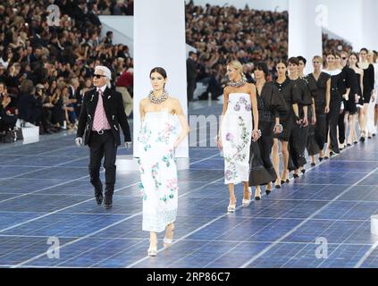 (190219) -- PECHINO, 19 febbraio 2019 (Xinhua) -- file Photo taken on Oct. 2, 2012 mostra lo stilista di moda Karl Lagerfeld (1st L) alla fine della casa di moda francese Chanel Primavera/Estate 2013 sfilata di moda pronta da indossare al Grand Palais di Parigi, Francia. Lo stilista tedesco Karl Lagerfeld è morto a Parigi all'età di 85 anni martedì. (Xinhua/Gao Jing) FRANCIA-PARIGI-STILISTA-KARL LAGERFELD-PASS AWAY PUBLICATIONxNOTxINxCHN Foto Stock