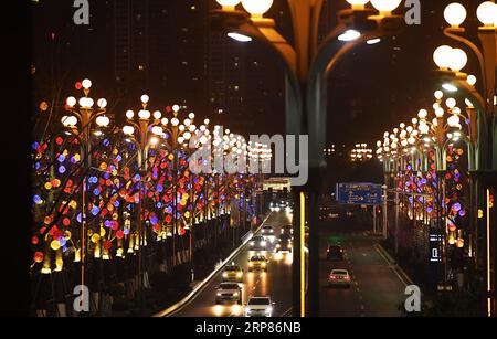 (190220) -- CHONGQING, 20 febbraio 2019 -- foto scattata il 19 febbraio 2019 mostra una vista notturna a Chongqing, nel sud-ovest della Cina. ) CHINA-CHONGQING-VISTE NOTTURNE (CN) WangxQuanchao PUBLICATIONxNOTxINxCHN Foto Stock