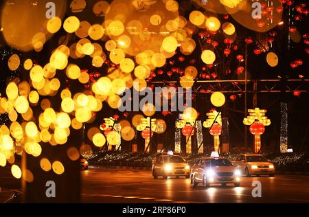 (190220) -- CHONGQING, 20 febbraio 2019 -- foto scattata il 19 febbraio 2019 mostra una vista notturna a Chongqing, nel sud-ovest della Cina. ) CHINA-CHONGQING-VISTE NOTTURNE (CN) WangxQuanchao PUBLICATIONxNOTxINxCHN Foto Stock