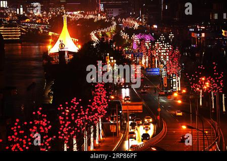 (190220) -- CHONGQING, 20 febbraio 2019 -- foto scattata il 19 febbraio 2019 mostra una vista notturna a Chongqing, nel sud-ovest della Cina. ) CHINA-CHONGQING-VISTE NOTTURNE (CN) WangxQuanchao PUBLICATIONxNOTxINxCHN Foto Stock