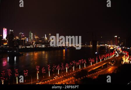 (190220) -- CHONGQING, 20 febbraio 2019 -- foto scattata il 19 febbraio 2019 mostra una vista notturna a Chongqing, nel sud-ovest della Cina. ) CHINA-CHONGQING-VISTE NOTTURNE (CN) WangxQuanchao PUBLICATIONxNOTxINxCHN Foto Stock