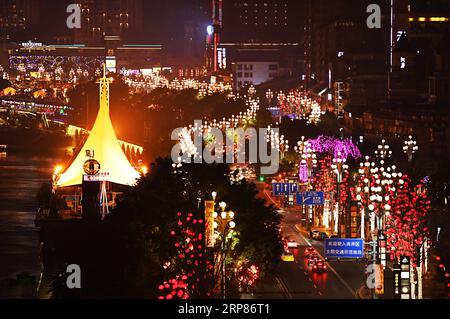 (190220) -- CHONGQING, 20 febbraio 2019 -- foto scattata il 19 febbraio 2019 mostra una vista notturna a Chongqing, nel sud-ovest della Cina. ) CHINA-CHONGQING-VISTE NOTTURNE (CN) WangxQuanchao PUBLICATIONxNOTxINxCHN Foto Stock