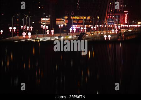 (190220) -- CHONGQING, 20 febbraio 2019 -- foto scattata il 19 febbraio 2019 mostra una vista notturna a Chongqing, nel sud-ovest della Cina. ) CHINA-CHONGQING-VISTE NOTTURNE (CN) WangxQuanchao PUBLICATIONxNOTxINxCHN Foto Stock