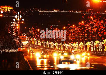 (190220) -- CHONGQING, 20 febbraio 2019 -- foto scattata il 19 febbraio 2019 mostra una vista notturna a Chongqing, nel sud-ovest della Cina. ) CHINA-CHONGQING-VISTE NOTTURNE (CN) WangxQuanchao PUBLICATIONxNOTxINxCHN Foto Stock