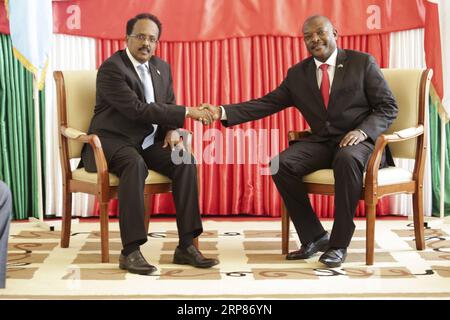 (190220) -- BUJUMBURA, Feb 20, 2019 (Xinhua) -- Il Presidente burundese Pierre Nkurunziza (R) si riunisce con la visita il Presidente somalo Mohamed Abdullahi Mohamed a Bujumbura, capitale commerciale del Burundi, nel febbraio 19, 2019. Nkurunziza martedì disapprovato la decisione dell Unione Africana (AU) di ritirare mille soldati burundesi dalla Somalia. L'UA per la pace e il Consiglio di sicurezza ha deciso in dicembre che il Burundi dovrebbe iniziare il ritiro di 1.000 truppe burundesi di AU la missione in Somalia (AMISOM) prima della fine del mese di febbraio 2019, come parte della riduzione di Au truppe dalla Somalia nel mezzo di transizione di securi Foto Stock