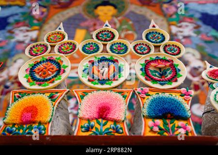 (190221) -- LHASA, 21 febbraio 2019 (Xinhua) -- sculture di burro sono esposte durante un rituale di danza Cham presso il monastero di Qoide nella contea di Gonggar nella prefettura di Shannan, nella regione autonoma del Tibet della Cina sud-occidentale, 19 febbraio 2019. Vestiti con costumi colorati, i lama hanno ballato a percussioni al monastero di Qoide durante le celebrazioni del capodanno tibetano. La danza Cham è un vibrante rituale mascherato e in costume eseguito dai monaci buddisti tibetani per esorcizzare i mali e pregare per le benedizioni. Il Monastero di Qoide ha 500 anni di storia nell'esecuzione della danza Cham. La danza Cham qui era elencata come una delle t Foto Stock