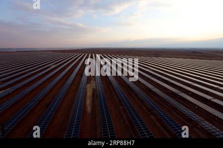 (190221) -- AMMAN, 21 febbraio 2019 -- la foto scattata il 21 febbraio 2019 mostra parte di Shams al Mafraq, un progetto solare in costruzione costruito dalla Jordan S Kawar Energy ad al Mafraq, a nord di Amman, Giordania. Il progetto, nell'ambito della strategia energetica del governo volta a incrementare il contributo delle energie rinnovabili al mix energetico complessivo al 10% entro il 2020, sarà un impianto solare da 50 MW situato ad al Mafraq. ) JORDAN-AL MAFRAQ-IMPIANTO SOLARE MohammadxAbuxGhosh PUBLICATIONxNOTxINxCHN Foto Stock