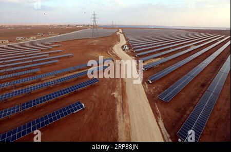 (190221) -- AMMAN, 21 febbraio 2019 -- la foto scattata il 21 febbraio 2019 mostra parte di Shams al Mafraq, un progetto solare in costruzione costruito dalla Jordan S Kawar Energy ad al Mafraq, a nord di Amman, Giordania. Il progetto, nell'ambito della strategia energetica del governo volta a incrementare il contributo delle energie rinnovabili al mix energetico complessivo al 10% entro il 2020, sarà un impianto solare da 50 MW situato ad al Mafraq. ) JORDAN-AL MAFRAQ-IMPIANTO SOLARE MohammadxAbuxGhosh PUBLICATIONxNOTxINxCHN Foto Stock