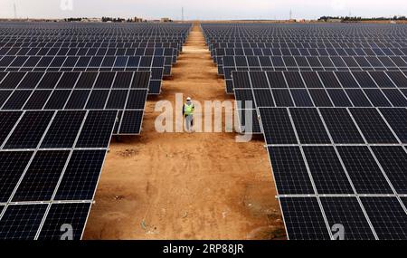 (190221) -- AMMAN, 21 febbraio 2019 -- la foto scattata il 21 febbraio 2019 mostra parte di Shams al Mafraq, un progetto solare in costruzione costruito dalla Jordan S Kawar Energy ad al Mafraq, a nord di Amman, Giordania. Il progetto, nell'ambito della strategia energetica del governo volta a incrementare il contributo delle energie rinnovabili al mix energetico complessivo al 10% entro il 2020, sarà un impianto solare da 50 MW situato ad al Mafraq. ) JORDAN-AL MAFRAQ-IMPIANTO SOLARE MohammadxAbuxGhosh PUBLICATIONxNOTxINxCHN Foto Stock