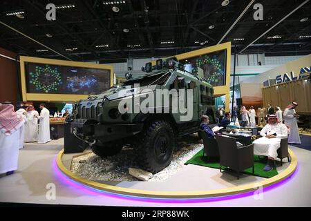 (190222) -- ABU DHABI, 22 febbraio 2019 -- i prodotti difensivi sono esposti in un'area espositiva dell'International Defense Exhibition and Conference ad Abu Dhabi, negli Emirati Arabi Uniti, 21 febbraio 2019. Gli Emirati Arabi Uniti (UAE) hanno aggiudicato 104 contratti di difesa del valore di 20 miliardi di dirham (5,45 miliardi di dollari USA) durante l'International Defence Exhibition and Conference (IDEX 2019) che si conclude giovedì. ) Emirati Arabi Uniti-ABU DHABI-CONTRATTI MohamadxBadreddine PUBLICATIONxNOTxINxCHN Foto Stock