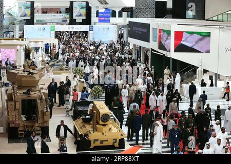 (190222) -- ABU DHABI, 22 febbraio 2019 -- le persone visitano un'area espositiva dell'International Defense Exhibition and Conference ad Abu Dhabi, negli Emirati Arabi Uniti, 21 febbraio 2019. Gli Emirati Arabi Uniti (UAE) hanno aggiudicato 104 contratti di difesa del valore di 20 miliardi di dirham (5,45 miliardi di dollari USA) durante l'International Defence Exhibition and Conference (IDEX 2019) che si conclude giovedì. ) Emirati Arabi Uniti-ABU DHABI-CONTRATTI MohamadxBadreddine PUBLICATIONxNOTxINxCHN Foto Stock