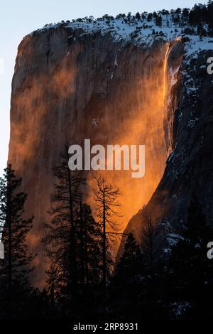 (190222) - YOSEMITE NATIONAL PARK, 22 febbraio 2019 (Xinhua) -- foto scattata il 21 febbraio 2019 mostra la cascata allo Yosemite National Park in California, Stati Uniti. Il fenomeno delle fuochi d'artificio, che si verifica ogni febbraio, si verifica quando il sole che tramonta colpisce la caduta dell'Horsetail ad angolo retto. (Xinhua/Qian Weizhong) U.S.-CALIFORNIA-YOSEMITE NATIONAL PARK-FIREFALL PUBLICATIONxNOTxINxCHN Foto Stock