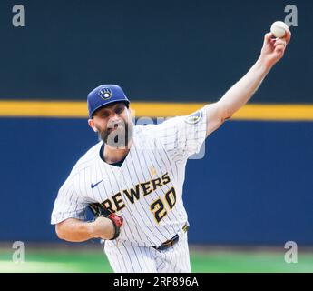 Milwaukee, Stati Uniti. 3 settembre 2023. Il lanciatore titolare dei Milwaukee Brewers Wade Miley lanciò contro i Philadelphia Phillies nel primo inning della loro partita di baseball all'American Family Field di Milwaukee, Wisconsin, domenica 3 settembre 2023. Foto di Tannen Maury/UPI Credit: UPI/Alamy Live News Foto Stock