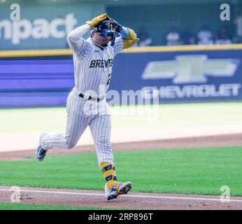 Milwaukee, Stati Uniti. 3 settembre 2023. I Milwaukee Brewers designarono il battitore William Contreras reagisce dopo aver colpito un fuoricampo contro i Philadelphia Phillies nel primo inning della loro partita di baseball all'American Family Field di Milwaukee, Wisconsin, domenica 3 settembre 2023. Foto di Tannen Maury/UPI Credit: UPI/Alamy Live News Foto Stock