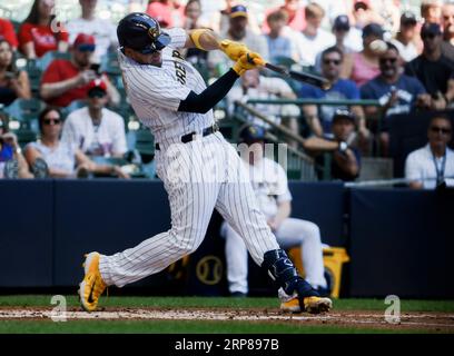 Milwaukee, Stati Uniti. 3 settembre 2023. Il ricevitore dei Milwaukee Brewers Victor Caratini batté un singolo contro i Philadelphia Phillies nel secondo inning della loro partita di baseball all'American Family Field di Milwaukee, Wisconsin, domenica 3 settembre 2023. Foto di Tannen Maury/UPI Credit: UPI/Alamy Live News Foto Stock