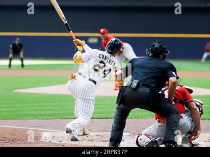 Milwaukee, Stati Uniti. 3 settembre 2023. Milwaukee Brewers designato battitore William Contreras (L) segue il suo percorso, battendo un fuoricampo nel primo inning contro i Philadelphia Phillies all'American Family Field di Milwaukee, Wisconsin, domenica 3 settembre 2023. Foto di Tannen Maury/UPI Credit: UPI/Alamy Live News Foto Stock