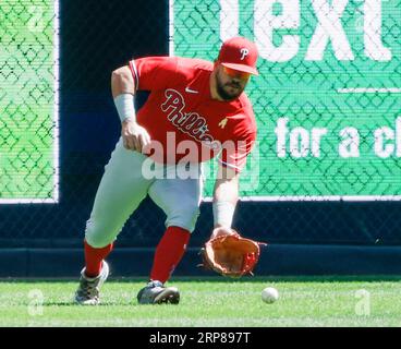 Milwaukee, Stati Uniti. 3 settembre 2023. I Philadelphia Phillies lasciarono il fielder Kyle Schwarber fields un ball hit per un singolo dei Milwaukee Brewers il fielder destro Tyrone Taylor nel primo inning della loro partita di baseball all'American Family Field di Milwaukee, Wisconsin, domenica 3 settembre 2023. Foto di Tannen Maury/UPI Credit: UPI/Alamy Live News Foto Stock