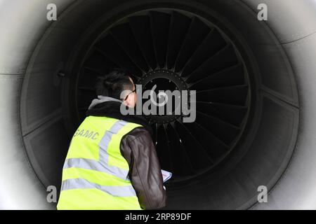 (190223) -- LANZHOU, 23 febbraio 2019 -- tecnico Chen esamina il motore di un aereo nell'aeroporto internazionale di Lanzhou Zhongchuan, provincia del Gansu, Cina nord-occidentale, 22 febbraio 2019. Durante la corsa di viaggio al Festival di Primavera, i tecnici della divisione manutenzione di Gansu Civil Aviation Airport Group Co., Ltd. Devono affrontare più attività di controllo e manutenzione a causa di un flusso di traffico più grande. ) CHINA-GANSU-TRAVEL RUSH-AIRPLANE MAINTENANCE (CN) CHENXBIN PUBLICATIONXNOTXINXCHN Foto Stock