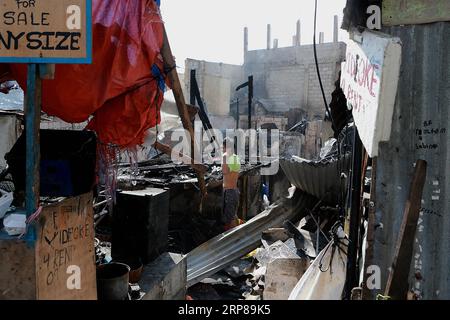 (190223) -- MANDALUYONG CITY, 23 febbraio 2019 -- Un residente cerca materiali riutilizzabili dalla sua casa carbonizzata dopo un incendio in una zona slum a Mandaluyong City, Filippine, 23 febbraio 2019. Secondo il Philippine Bureau of Fire Protection, circa 300 baraccopoli sono stati rastrellati nell'incendio, lasciando circa 1.000 famiglie colpite mentre cinque persone sono state ferite. ) FILIPPINE-MANDALUYONG CITY-FIRE ROUELLExUMALI PUBLICATIONxNOTxINxCHN Foto Stock