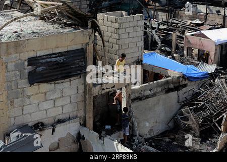 (190223) -- MANDALUYONG CITY, 23 febbraio 2019 -- i residenti cercano materiali riutilizzabili dalle loro case carbonizzate dopo un incendio in una zona slum nella città di Mandaluyong, Filippine, 23 febbraio 2019. Secondo il Philippine Bureau of Fire Protection, circa 300 baraccopoli sono stati rastrellati nell'incendio, lasciando circa 1.000 famiglie colpite mentre cinque persone sono state ferite. ) FILIPPINE-MANDALUYONG CITY-FIRE ROUELLExUMALI PUBLICATIONxNOTxINxCHN Foto Stock