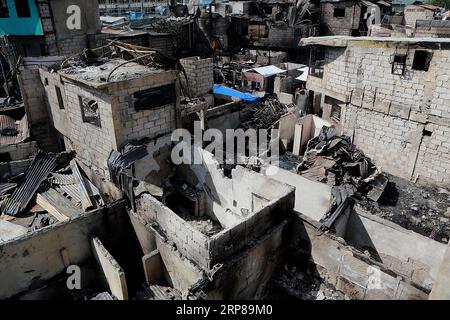 (190223) -- CITTÀ DI MANDALUYONG, 23 febbraio 2019 -- le case di Charred sono viste dopo un incendio in una zona slum a Mandaluyong City, Filippine, 23 febbraio 2019. Secondo il Philippine Bureau of Fire Protection, circa 300 baraccopoli sono stati rastrellati nell'incendio, lasciando circa 1.000 famiglie colpite mentre cinque persone sono state ferite. ) FILIPPINE-MANDALUYONG CITY-FIRE ROUELLExUMALI PUBLICATIONxNOTxINxCHN Foto Stock