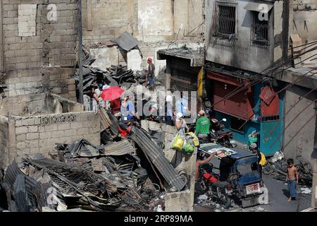 (190223) -- MANDALUYONG CITY, 23 febbraio 2019 -- i residenti cercano materiali riutilizzabili dalle loro case carbonizzate dopo un incendio in una zona slum nella città di Mandaluyong, Filippine, 23 febbraio 2019. Secondo il Philippine Bureau of Fire Protection, circa 300 baraccopoli sono stati rastrellati nell'incendio, lasciando circa 1.000 famiglie colpite mentre cinque persone sono state ferite. ) FILIPPINE-MANDALUYONG CITY-FIRE ROUELLExUMALI PUBLICATIONxNOTxINxCHN Foto Stock