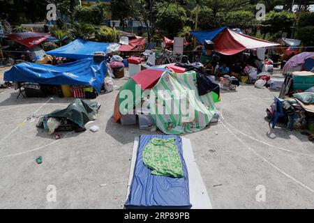 (190223) -- MANDALUYONG CITY, 23 febbraio 2019 -- i residenti si rifugiano sotto tende improvvisate dopo un incendio in una zona slum nella città di Mandaluyong, Filippine, 23 febbraio 2019. Secondo il Philippine Bureau of Fire Protection, circa 300 baraccopoli sono stati rastrellati nell'incendio, lasciando circa 1.000 famiglie colpite mentre cinque persone sono state ferite. ) FILIPPINE-MANDALUYONG CITY-FIRE-AFTERMATH ROUELLExUMALI PUBLICATIONxNOTxINxCHN Foto Stock