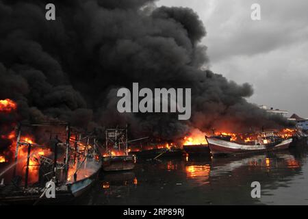 News Themen der Woche KW08 News Bilder des Tages 190223 -- GIACARTA, 23 febbraio 2019 -- le barche sono incendiate al porto di Muara Baru a Giacarta, Indonesia. 23 febbraio 2019. INDONESIA-GIACARTA-PORTO MUARA BARU-FIRE KRISNADA PUBLICATIONXNOTXINXCHN Foto Stock