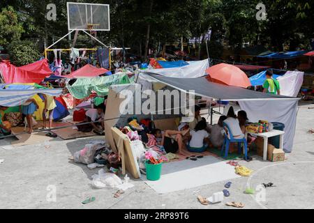 (190223) -- MANDALUYONG CITY, 23 febbraio 2019 -- i residenti si rifugiano sotto tende improvvisate dopo un incendio in una zona slum nella città di Mandaluyong, Filippine, 23 febbraio 2019. Secondo il Philippine Bureau of Fire Protection, circa 300 baraccopoli sono stati rastrellati nell'incendio, lasciando circa 1.000 famiglie colpite mentre cinque persone sono state ferite. ) FILIPPINE-MANDALUYONG CITY-FIRE-AFTERMATH ROUELLExUMALI PUBLICATIONxNOTxINxCHN Foto Stock