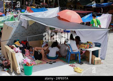 (190223) -- MANDALUYONG CITY, 23 febbraio 2019 -- i residenti si rifugiano sotto tende improvvisate dopo un incendio in una zona slum nella città di Mandaluyong, Filippine, 23 febbraio 2019. Secondo il Philippine Bureau of Fire Protection, circa 300 baraccopoli sono stati rastrellati nell'incendio, lasciando circa 1.000 famiglie colpite mentre cinque persone sono state ferite. ) FILIPPINE-MANDALUYONG CITY-FIRE-AFTERMATH ROUELLExUMALI PUBLICATIONxNOTxINxCHN Foto Stock