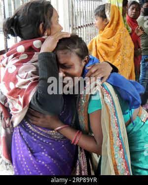 (190223) -- GOLAGHAT, 23 febbraio 2019 (Xinhua) -- A relative comforts a illicit liquor victim at a Hospital in Golaghat District, Assam, India, 23 febbraio 2019. Il bilancio delle vittime dovuto al consumo di liquori illeciti nello stato nordorientale dell'Assam dell'India è salito a 104 il sabato, hanno detto i funzionari del governo locale. Circa 200 altri sono in diversi ospedali sottoposti a trattamento. (Xinhua/Stringer) INDIA-GOLAGHAT-LIQUORE ILLECITO-NUMERO DI MORTI PUBLICATIONxNOTxINxCHN Foto Stock