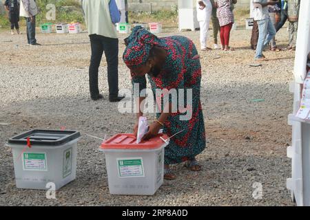 (190223) -- ABUJA, 23 febbraio 2019 (Xinhua) -- Una donna pronuncia il suo voto in un collegio elettorale durante le elezioni presidenziali e dell'Assemblea nazionale ad Abuja, capitale della Nigeria, 23 febbraio 2019. Più di 72 milioni di nigeriani dovrebbero votare alle elezioni generali nel paese, secondo Mahmood Yakubu, il capo elettorale che ha detto in precedenza ai media. (Xinhua/Guo Jun) NIGERIA-ABUJA-ELEZIONI PUBLICATIONxNOTxINxCHN Foto Stock