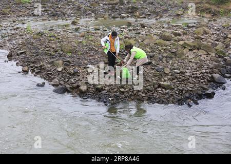 (190223) -- CHONGQING, 23 febbraio 2019 -- i volontari raccolgono rifiuti su una riva del fiume nel distretto di Beibei, Chongqing, Cina sud-occidentale, 23 febbraio 2019. Una squadra di quasi 30 volontari ha intrapreso un servizio volontario lanciato nel 2018, volto a sgomberare e proteggere il fiume locale. CHINA-CHONGQING-BEIBEI-VOLONTARI (CN) QinxTingfu PUBLICATIONxNOTxINxCHN Foto Stock