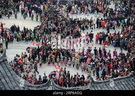(190224) -- KAILI, 24 febbraio 2019 (Xinhua) -- persone del gruppo etnico Miao eseguono la danza lusheng nella città di Zhouxi, nella città di Kaili nella provincia di Guizhou nella Cina sud-occidentale, 24 febbraio 2019. Le ragazze etniche Miao indossano abiti tradizionali ricamati e ornamenti in argento cantano e ballano al suono del lusheng, uno strumento a fiato di canne, per pregare per un buon raccolto. I Miao etnici si riuniscono a Gannangxiang per rallegrarsi della celebrazione annuale di Gannangxiang, una delle celebrazioni Miao lusheng più grandi e primitive della provincia di Guizhou. (Xinhua/Yang Wenbin) CHINA-GUIZHOU-KAILI-LU Foto Stock