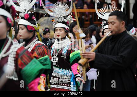 (190224) -- KAILI, 24 febbraio 2019 (Xinhua) -- le persone in costumi tradizionali eseguono la danza lusheng nella città di Zhouxi, nella città di Kaili nella provincia di Guizhou nella Cina sud-occidentale, 24 febbraio 2019. Le ragazze etniche Miao indossano abiti tradizionali ricamati e ornamenti in argento cantano e ballano al suono del lusheng, uno strumento a fiato di canne, per pregare per un buon raccolto. I Miao etnici si riuniscono a Gannangxiang per rallegrarsi della celebrazione annuale di Gannangxiang, una delle celebrazioni Miao lusheng più grandi e primitive della provincia di Guizhou. (Xinhua/Yang Wenbin) CHINA-GUIZHOU-KAILI-LUS Foto Stock