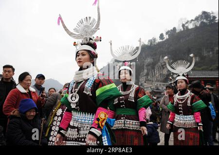 (190224) -- KAILI, 24 febbraio 2019 (Xinhua) -- gli abitanti del villaggio in costumi tradizionali eseguono la danza lusheng nella città di Zhouxi, nella città di Kaili nella provincia di Guizhou nella Cina sud-occidentale, 24 febbraio 2019. Le ragazze etniche Miao indossano abiti tradizionali ricamati e ornamenti in argento cantano e ballano al suono del lusheng, uno strumento a fiato di canne, per pregare per un buon raccolto. I Miao etnici si riuniscono a Gannangxiang per rallegrarsi della celebrazione annuale di Gannangxiang, una delle celebrazioni Miao lusheng più grandi e primitive della provincia di Guizhou. (Xinhua/Yang Wenbin) CINA-GUIZHOU-KAILI- Foto Stock