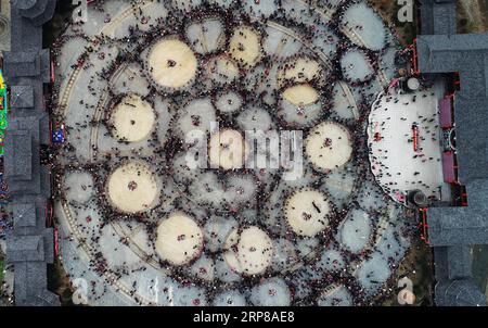 (190224) -- KAILI, 24 febbraio 2019 (Xinhua) -- foto aerea scattata il 24 febbraio 2019 mostra persone del gruppo etnico Miao che eseguono la danza lusheng nella città di Zhouxi, nella città di Kaili, nella provincia di Guizhou della Cina sud-occidentale. Le ragazze etniche Miao indossano abiti tradizionali ricamati e ornamenti in argento cantano e ballano al suono del lusheng, uno strumento a fiato di canne, per pregare per un buon raccolto. I Miao etnici si riuniscono a Gannangxiang per rallegrarsi della celebrazione annuale di Gannangxiang, una delle celebrazioni Miao lusheng più grandi e primitive della provincia di Guizhou. (Xinhua/Yang Foto Stock